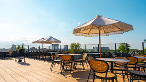 Rooftop met skybar op de zesde etage van het Theaterhotel